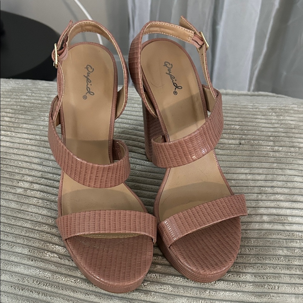 Qupid Women's Brown Textured Heels